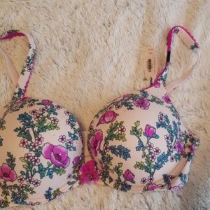 34 D push-up Victorias Secret Bra. Never used